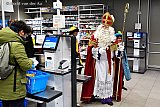 25-10-2023 Breda - Bij Albert Heijn wierp de goed heiligman een blik op het zelfscanbetaalsysteem. - Fotokrant
